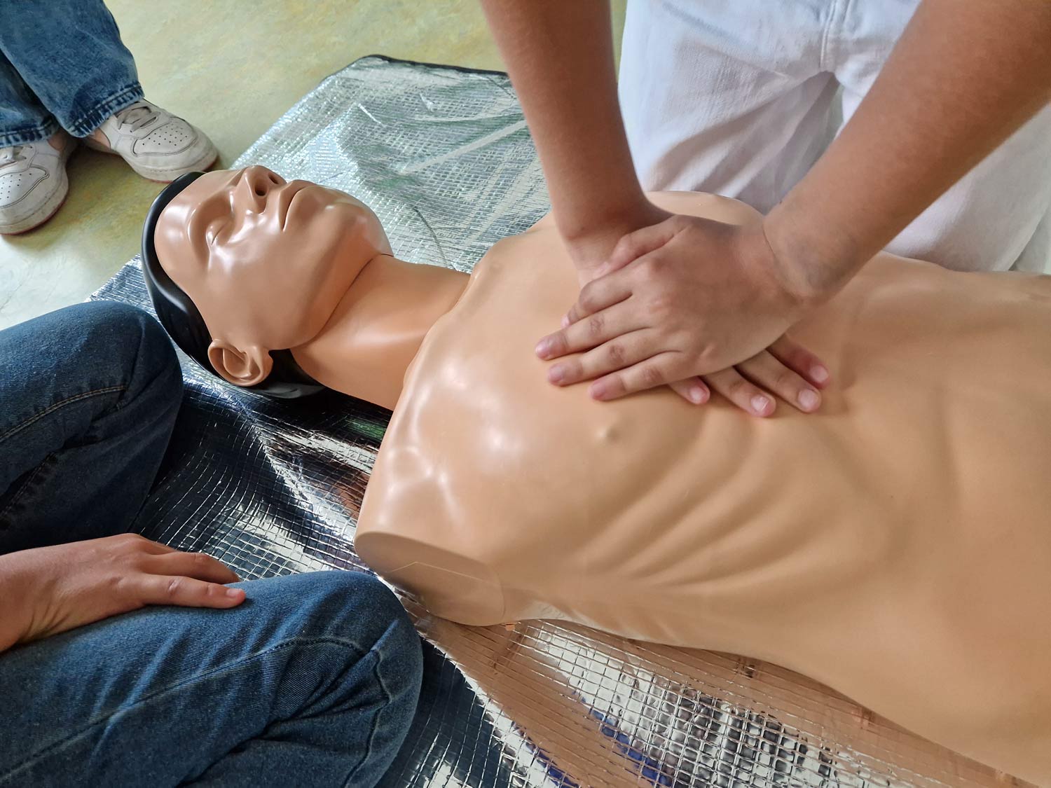 Mehr über den Artikel erfahren Sanitäter-AG absolviert Auffrischungskurs